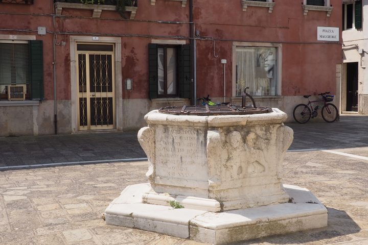 una delle vere da pozzo della piazza principale di Malamocco